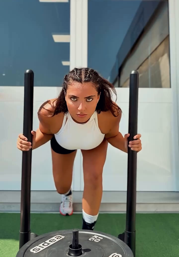 Irene spinge la slitta nell'area esterna di B.Strong